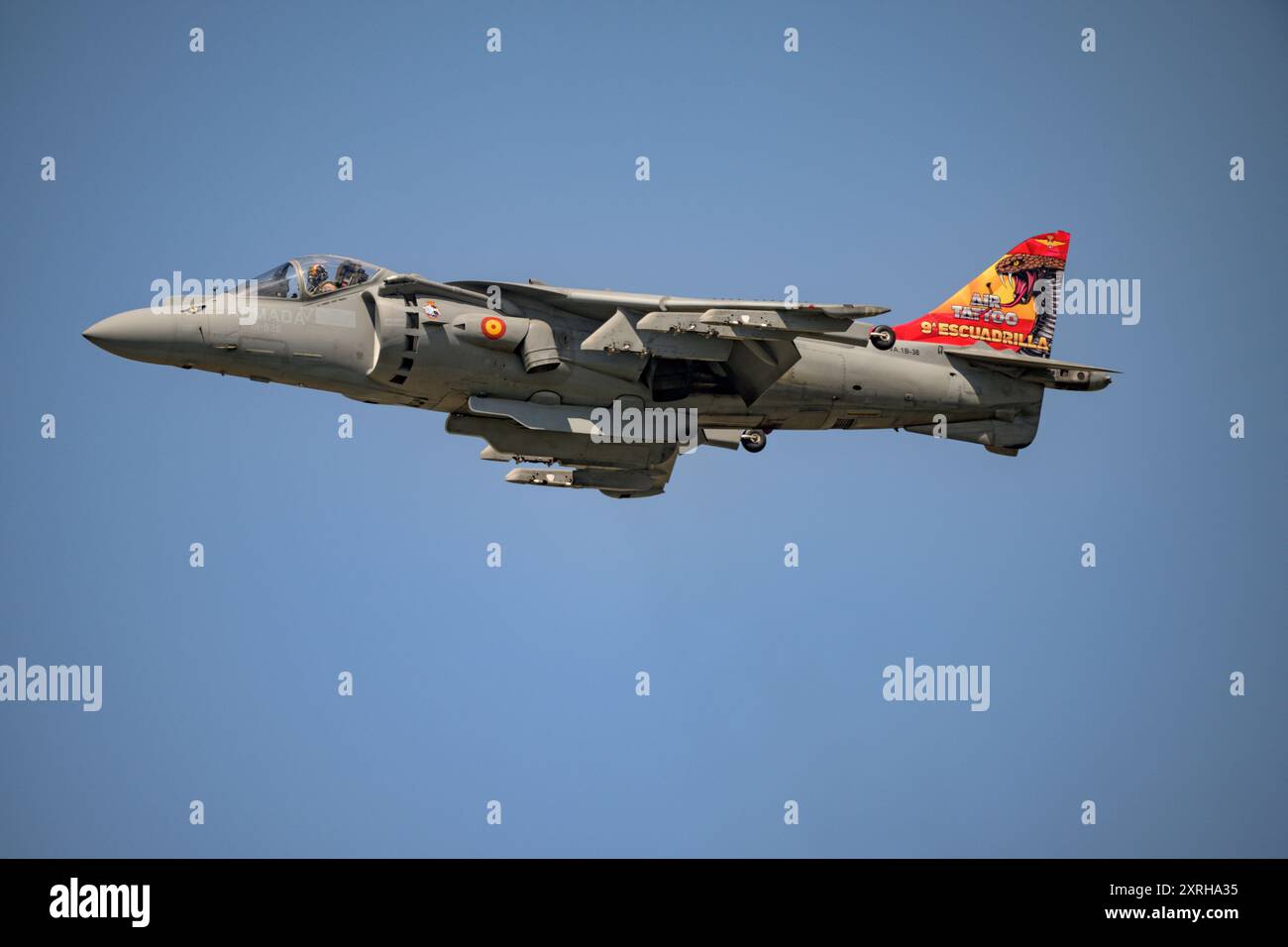 Die spanische Marine McDonnell Douglas AV-8B Harrier II während der Flugschau bei der Royal International Air Tattoo 2024 Stockfoto