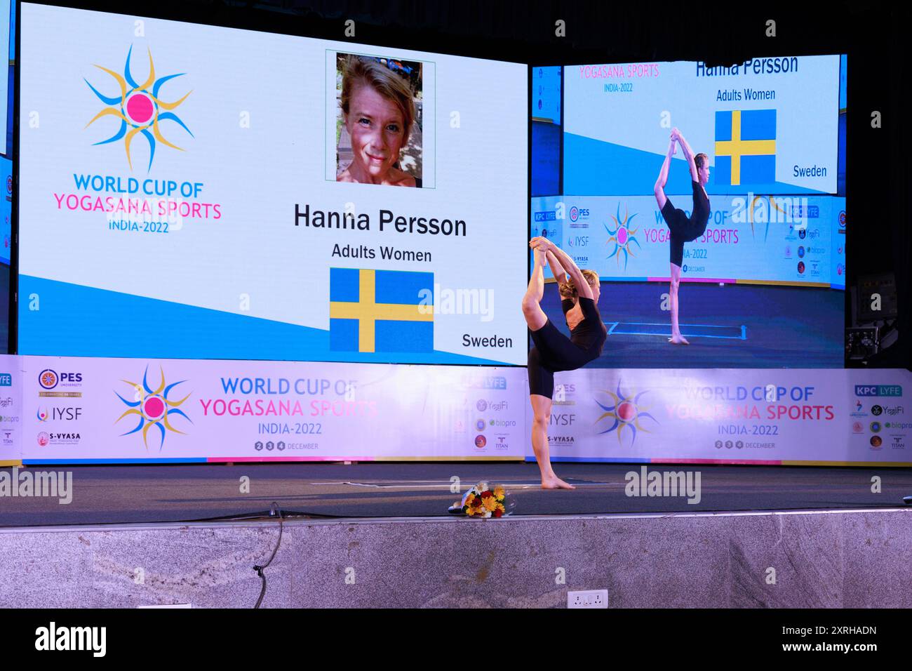 Hanna Persson vertritt Schweden in der Kategorie Erwachsene Frauen bei der WCYS 2022, organisiert von der IYSF an der S-VYASA Called to be University, Bengaluru, Indien Stockfoto