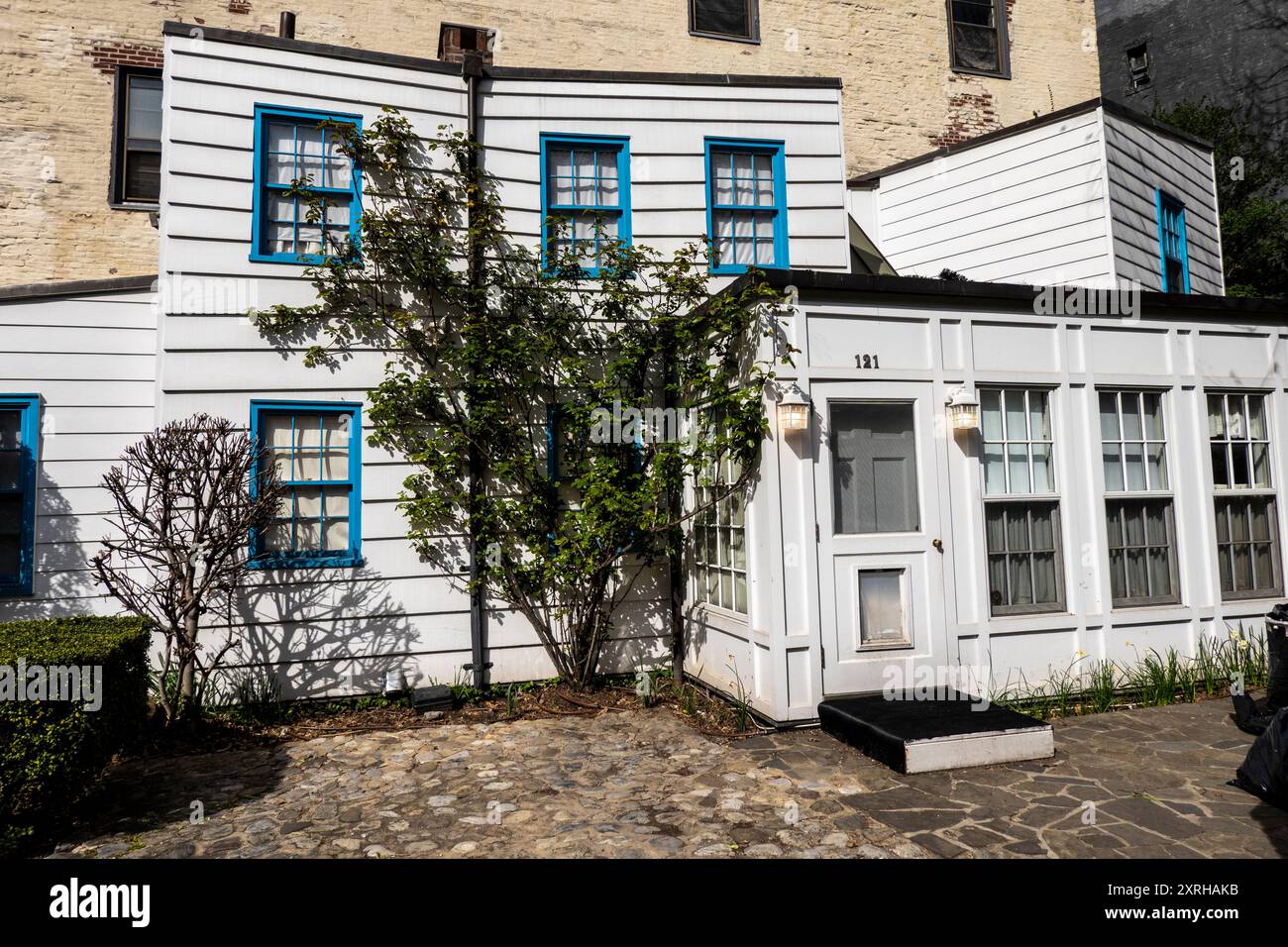 Charmantes 200 Jahre altes hölzernes Farmhaus, ehemaliges Haus von Margaret Wise Brown, 121 Charles Street im West Village, New York City, NY, USA Stockfoto