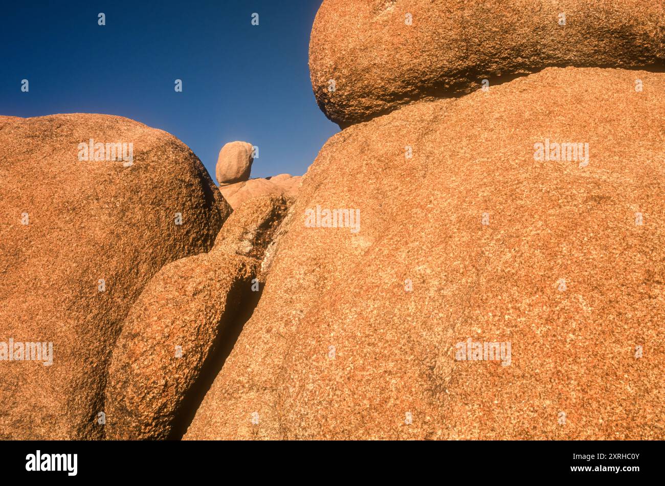 Granit-Grundgestein und Felsbrocken, die durch Sphärowitterung am Watson Lake in den Granite Dells von Prescott, Arizona, erzeugt wurden. (USA) Stockfoto