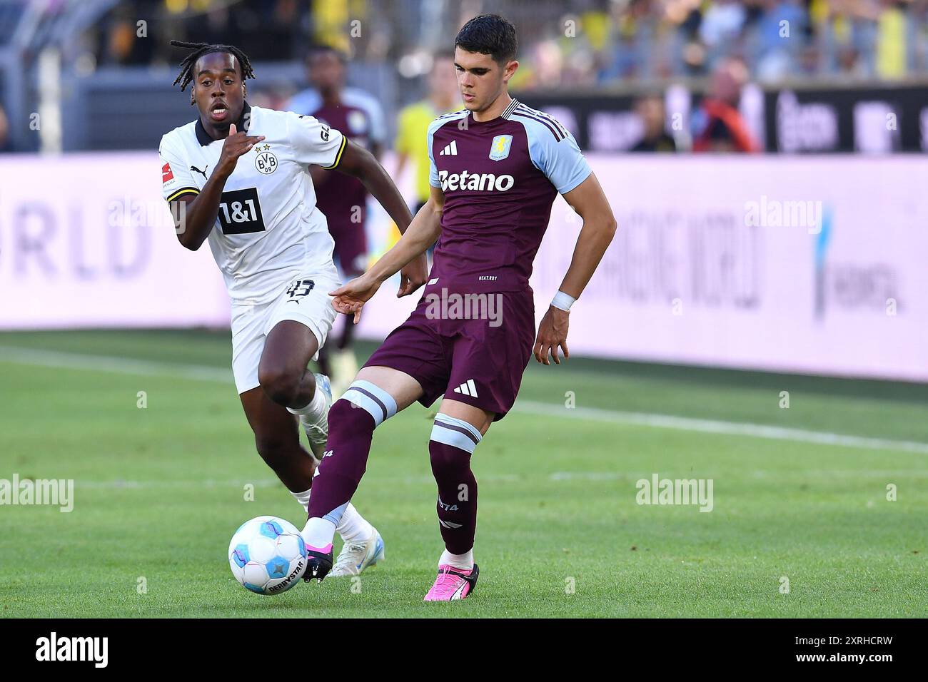 Dortmund, Deutschland. August 2024. Fussball Testspiel Borussia Dortmund - Aston Villa am 10.08.2024 im Signal Iduna Park in Dortmund Kosta Nedeljkovic ( Aston ) - Jamie Jermaine Bynoe-Gittens ( Dortmund ), hinten Foto: Revierfoto Credit: ddp Media GmbH/Alamy Live News Stockfoto