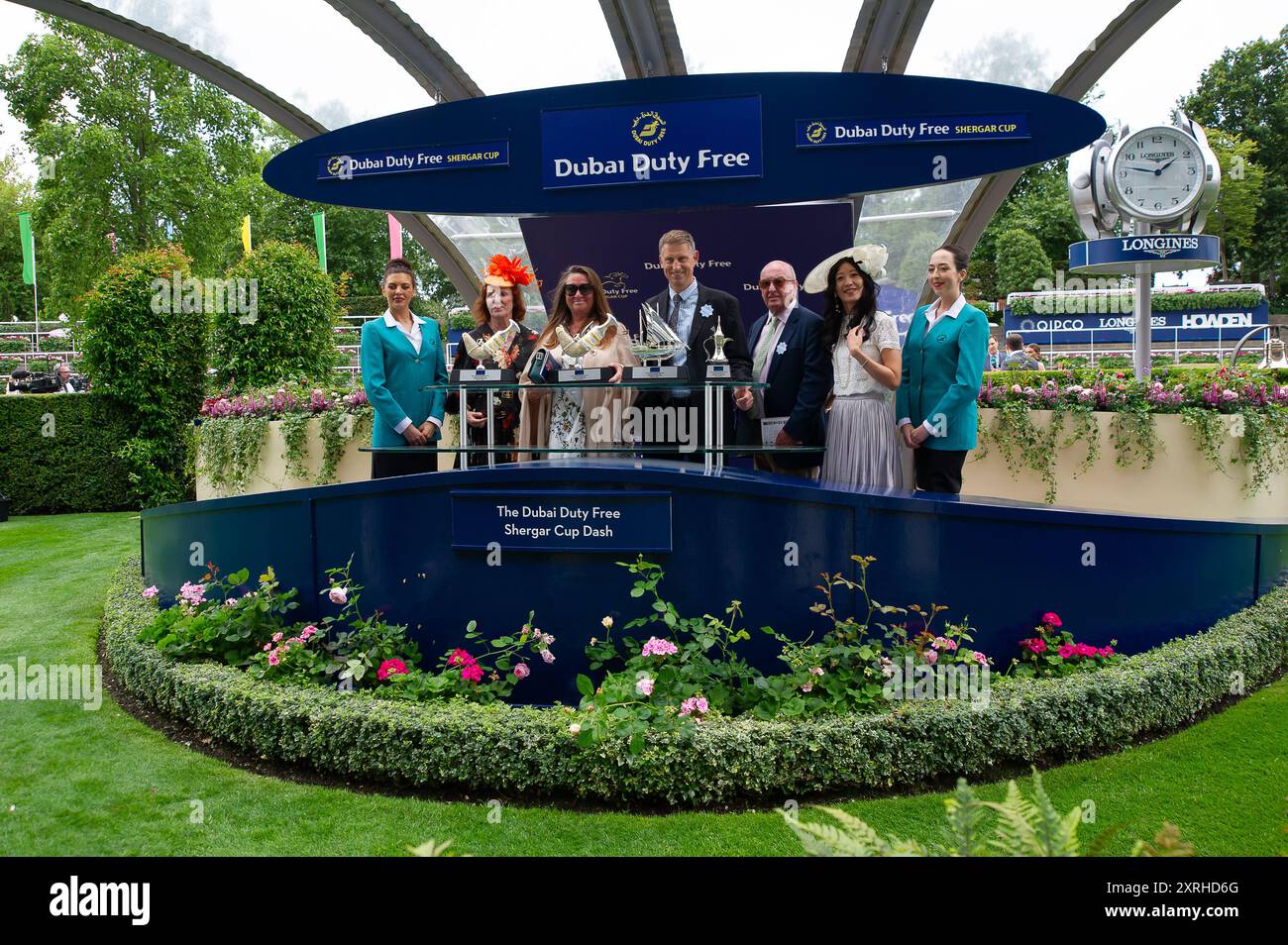 Ascot, Großbritannien. August 2024. Die Winners Presentation für den Dubai Duty Free Shergar Cup Dash (Klasse 2 Handicap), der von dem Pferd HOLKHAM BAY unter Jockey Rachel Venniker beim Dubai Duty Free Shergar Cup und Konzert auf der Ascot Racecourse in Berkshire gewonnen wurde. Besitzer Norfolk Thoroughbreds. Trainer William Knight, Newmarket, Züchter Hellwood Stud Farm, Sponsor William Knight Racing Ltd Quelle: Maureen McLean/Alamy Live News Stockfoto