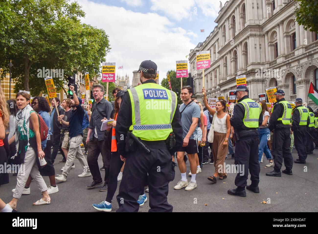 London, Großbritannien. August 2024. Polizeibeamte beobachten Demonstranten in Westminster während des marsches gegen den britischen Reformführer Nigel Farage und die extreme Rechte. Der marsch war Teil der anhaltenden Proteste gegen die extreme Rechte, Faschismus und Rassismus nach den Unruhen gegen die Einwanderung, die im Vereinigten Königreich herrschten. Quelle: SOPA Images Limited/Alamy Live News Stockfoto