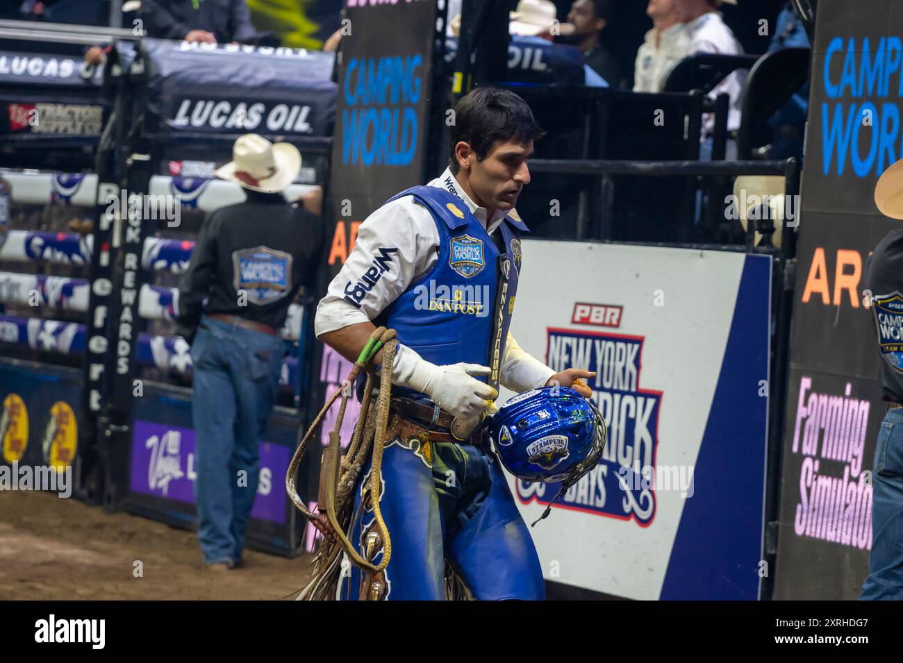 Silvano Alves von Nashville Stampede reitet Phantom in Spiel 1 während der PBR Camping World Team Series Homestand der New York Mavericks, Maverick Days im Barclays Center im Brooklyn Borough of New York City. (Foto: Ron Adar / SOPA Images/SIPA USA) Stockfoto