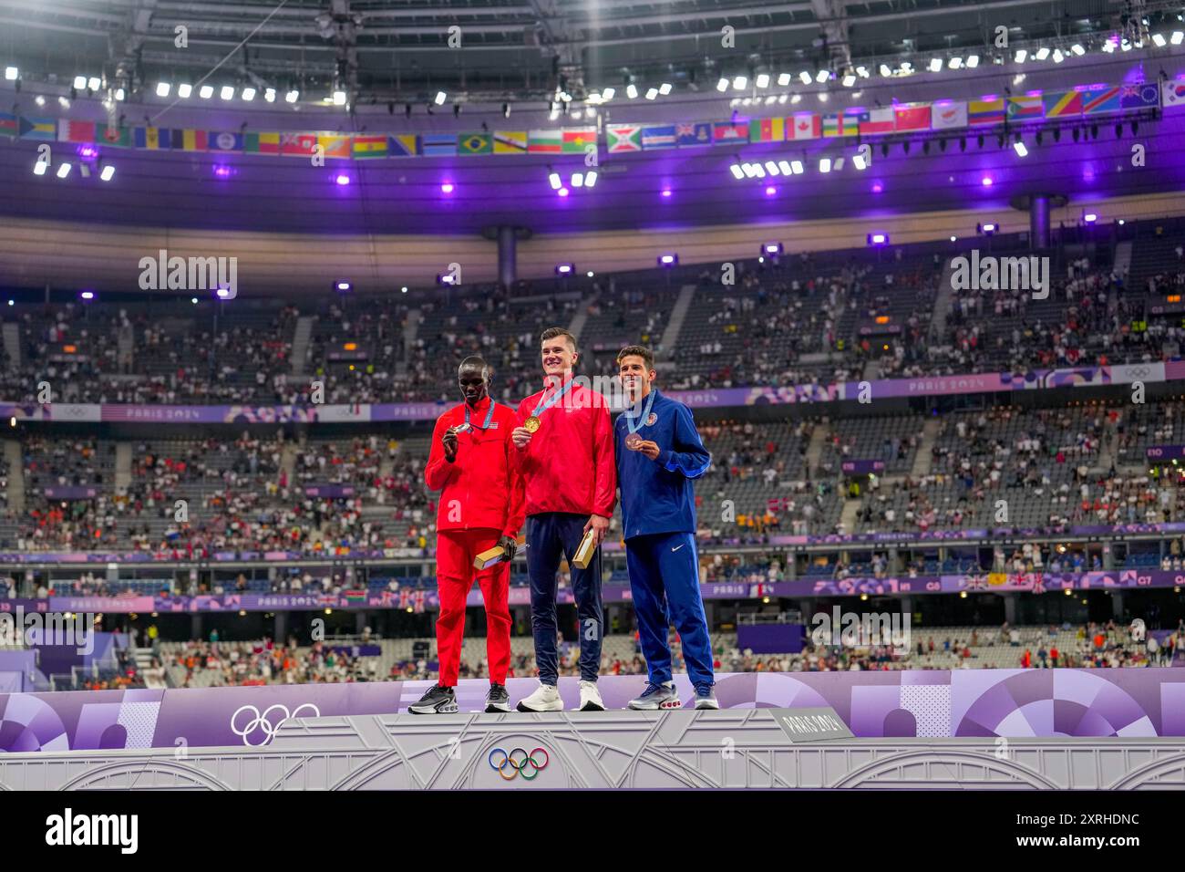 Paris, Frankreich 20240810. Das Podium von Ronald Kwemoi, Kenia, 1. Platz Jakob Asserson Ingebrigtsen und 3. Platz Grant Fisher, USA während der Medaillenzeremonie nach dem 5000-m-Finale der Männer-Leichtathletik im Stade de France während der Olympischen Sommerspiele 2024 in Paris. Foto: Beate Oma Dahle / NTB Stockfoto