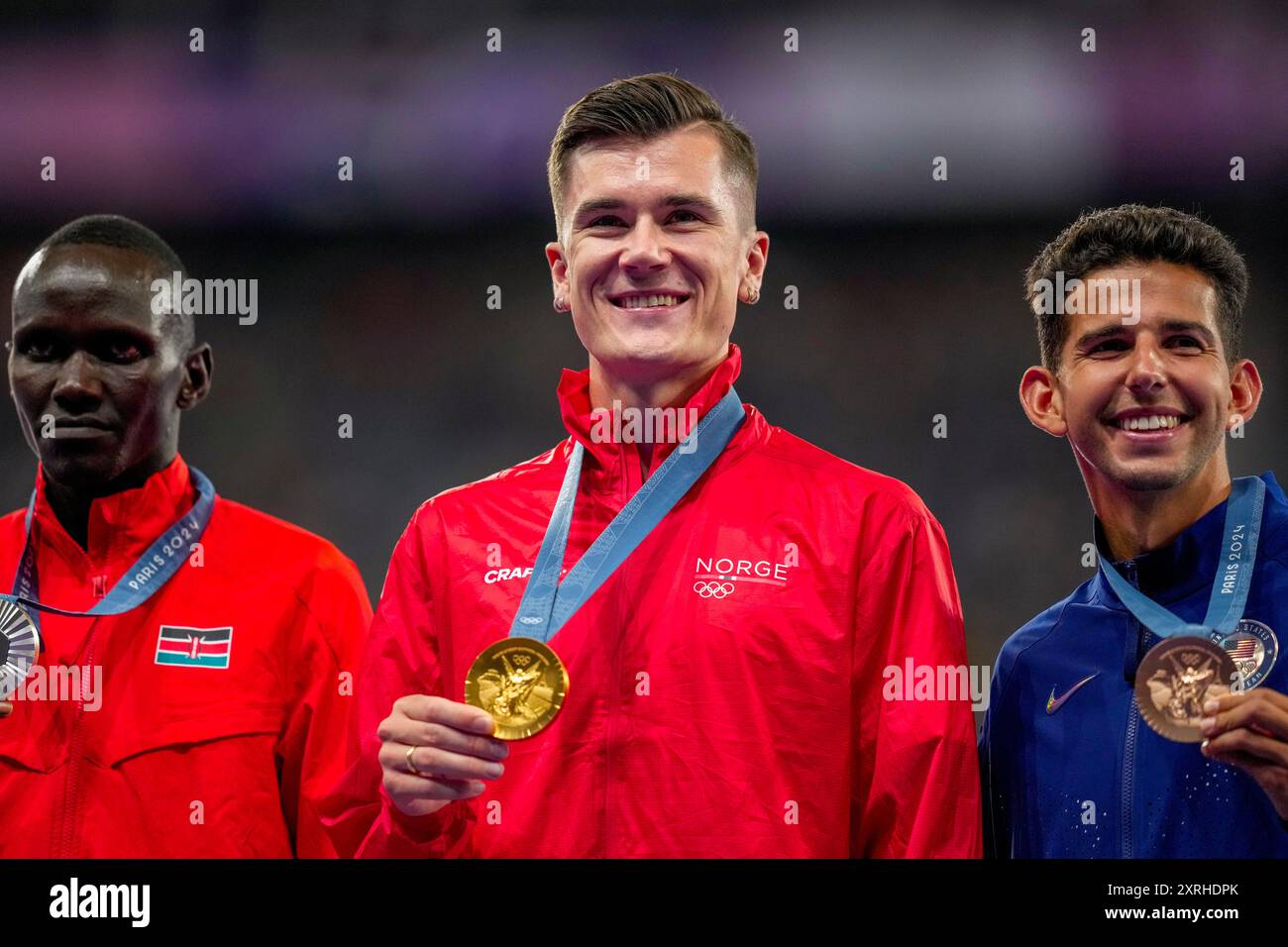 Paris, Frankreich 20240810. Das Podium von Ronald Kwemoi, Kenia, 1. Platz Jakob Asserson Ingebrigtsen und 3. Platz Grant Fisher, USA während der Medaillenzeremonie nach dem 5000-m-Finale der Männer-Leichtathletik im Stade de France während der Olympischen Sommerspiele 2024 in Paris. Foto: Beate Oma Dahle / NTB Stockfoto