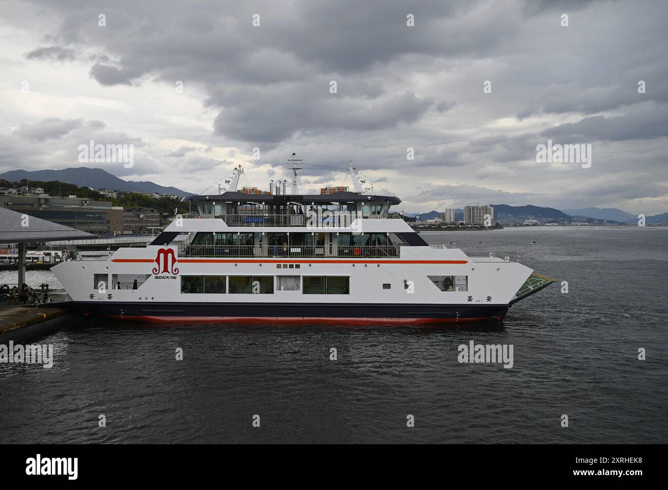 Landschaft mit malerischem Blick auf das Touristenschiff Miyajima Matsudai Kisen, das vom Miyajimaguchi Pier zum Miyajima Island Terminal in Japan fährt. Stockfoto