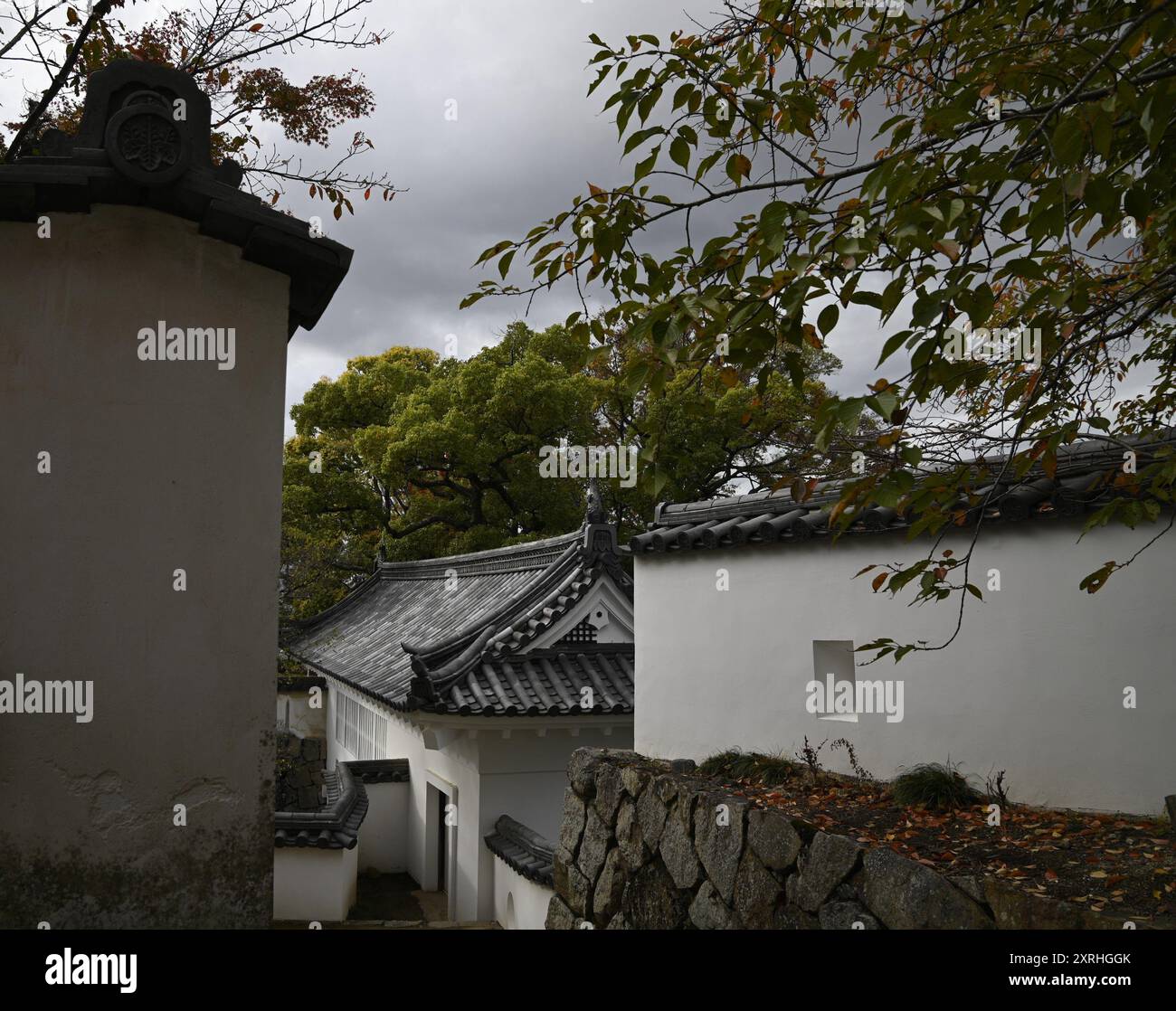 Landschaft mit malerischem Blick auf den Rokuju-ichi Gangi Mon die alten Steintreppen, die zum Asahi-Fluss auf der Burg Okayama-jō in Okayama, Japan, führen. Stockfoto