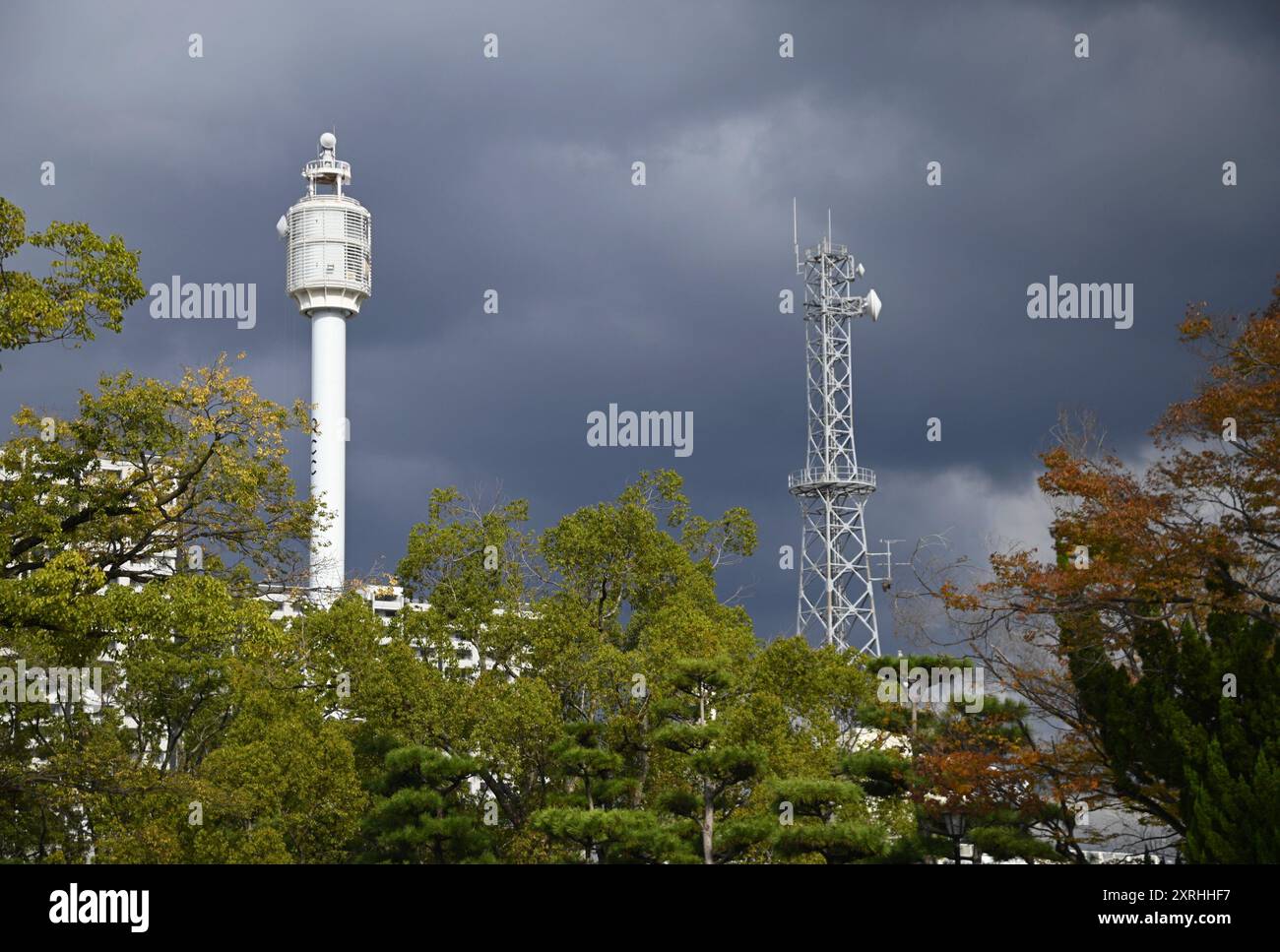 Landschaft mit malerischem Blick auf die Antenne und den Turm des RCC Broadcasting-Gebäudes in Hiroshima, Japan. Stockfoto