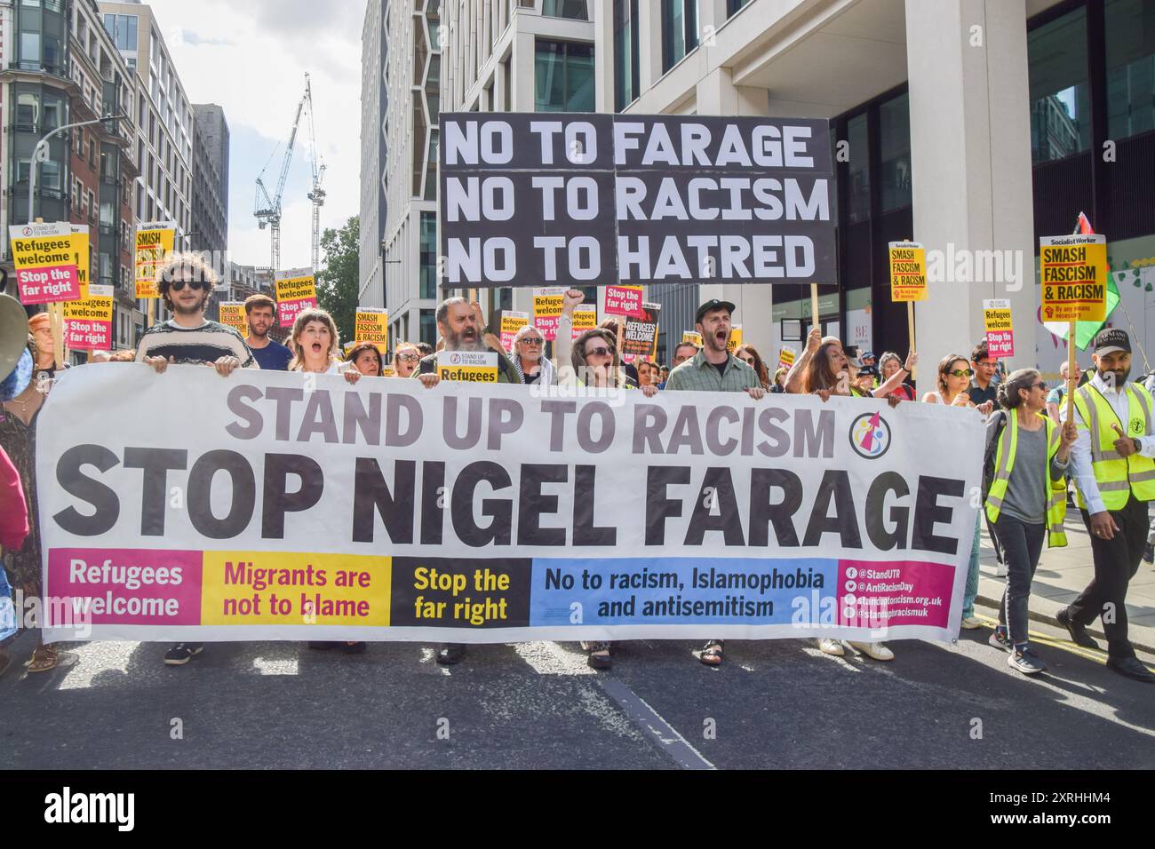 London, Großbritannien. August 2024. Demonstranten halten während des marsches gegen den britischen Reformführer Nigel Farage und die extreme Rechte ein „Stop Nigel Farage“-Banner in Westminster. Der marsch war Teil der anhaltenden Proteste gegen die extreme Rechte, Faschismus und Rassismus nach den Unruhen gegen die Einwanderung, die im Vereinigten Königreich herrschten. (Foto: Vuk Valcic/SOPA Images/SIPA USA) Credit: SIPA USA/Alamy Live News Stockfoto