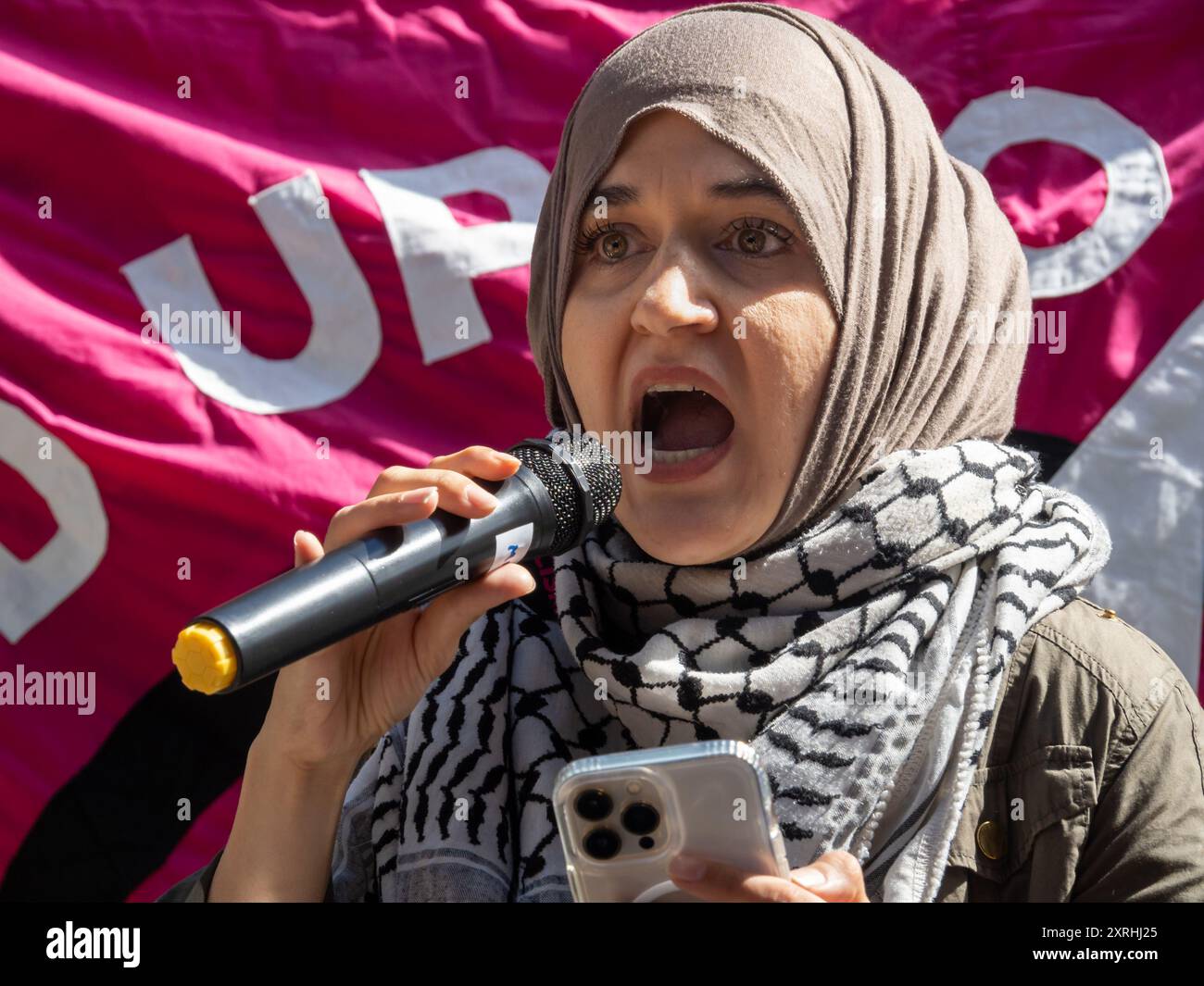 London, Großbritannien. August 2024. Mehrere Tausend drängten das Gebiet gegenüber der Reformpartei-Rede in Westminster für eine lebhafte Kundgebung gegen die extreme Rechte nach dem von Nigel Farage und Tommy Robinson geförderten und geförderten Überfall. Zu den Sprechern gehörten Weyman Bennett und Louise Raw. Sie riefen alle auf, sich gegen Rassismus am Arbeitsplatz und anderswo einzusetzen und die Politiker dazu auf, die Sündenböcke der Einwanderer und ihre rassistischen, migrantenfeindlichen Reden und Politiken, die die extreme Rechte gestärkt haben, zu beenden. Peter Marshall/Alamy Live New Stockfoto