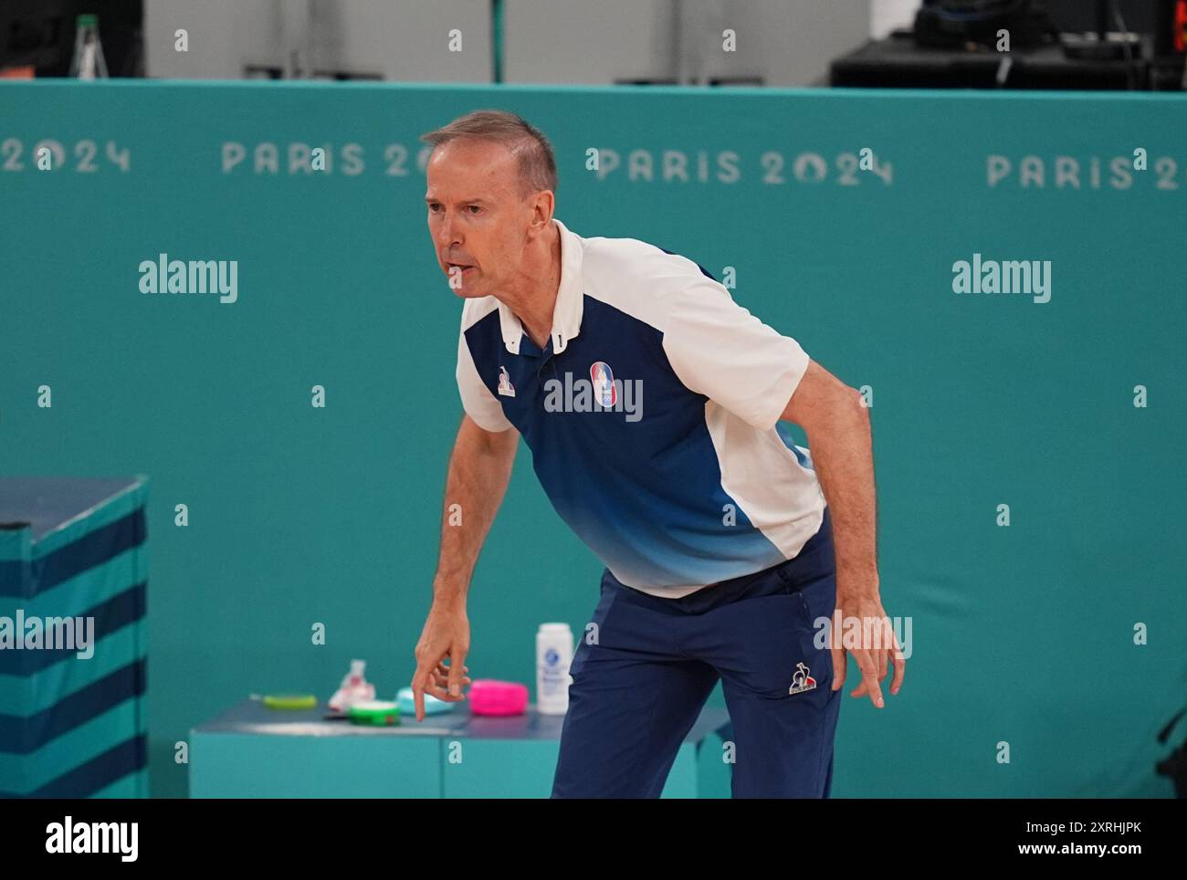 Paris, Frankreich. 10. August 2024: Vincent Collet (Frankreich) in Aktion beim Basketballfinale der Männer zwischen Frankreich und den Vereinigten Staaten am 15. Tag der Olympischen Spiele in der Bercy Arena in Paris. Ulrik Pedersen/CSM. (Bild: © Ulrik Pedersen/Cal Sport Media) Foto: Cal Sport Media/Alamy Live News Stockfoto