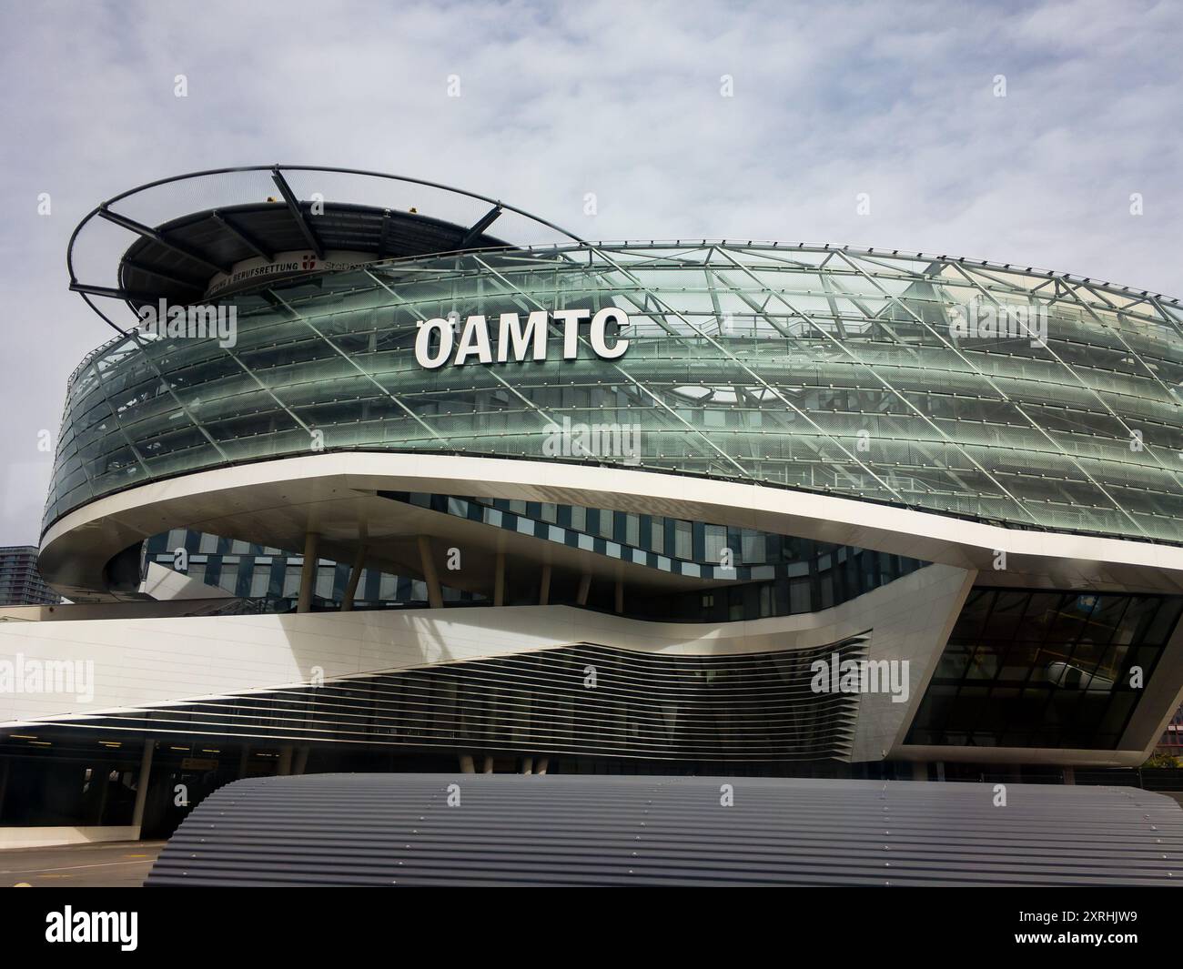WIEN, ÖSTERREICH - 1. APRIL 2024: Aufbau des OAMTC-Hauptsitzes in Wien, Österreich Stockfoto