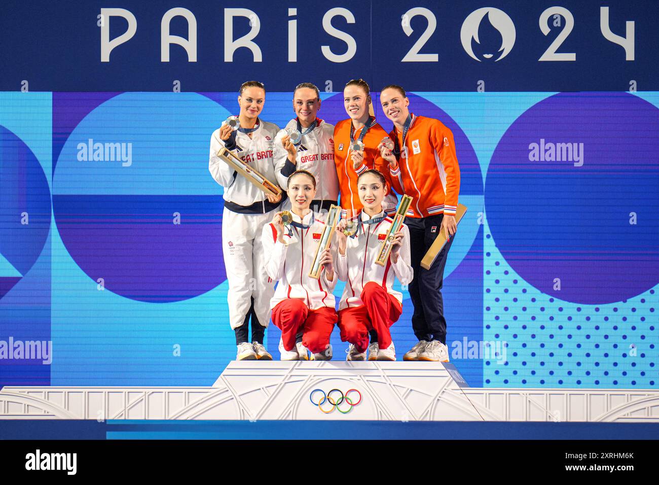 Paris, Frankreich. August 2024. PARIS, FRANKREICH - 10. AUGUST: Kate Shortman aus Großbritannien, Isabelle Thorpe aus Großbritannien, Siegerin der Silbermedaille, Liuyi Wang aus China, Qianyi Wang aus China, Siegerin der Goldmedaille, Bregje de Brouwer aus den Niederlanden, Noortje de Brouwer von den Niederlanden gewann die bronsmedaille während der Medaillenzeremonie nach Teilnahme im Duett Freie Routine während des 15. Tages des künstlerischen Schwimmens - Olympische Spiele Paris 2024 im Aquatics Centre am 10. August 2024 in Paris, Frankreich. (Foto: Rene Nijhuis/BSR Agency) Credit: BSR Agency/Alamy Live News Stockfoto