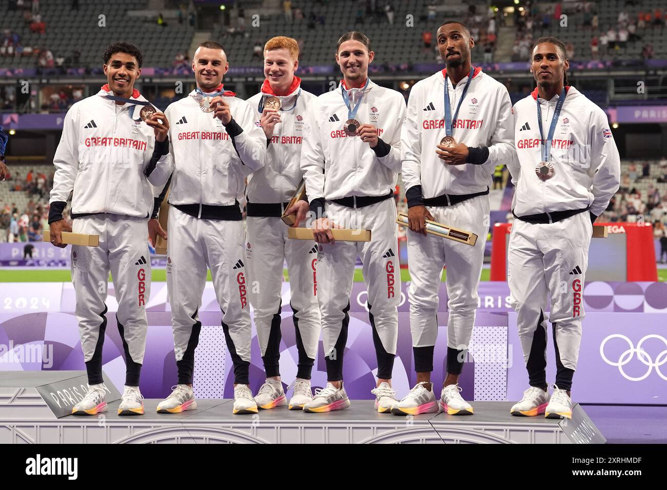 Die Briten Samuel Reardon, Toby Harries, Charles Dobson, Lewis Davey, Matthew Hudson-Smith, Alex Haydock-Wilson mit der Bronzemedaille nach dem 4x400 m Staffelfinale der Männer im Stade de France am 15. Tag der Olympischen Spiele 2024 in Frankreich. Bilddatum: Samstag, 10. August 2024. Stockfoto