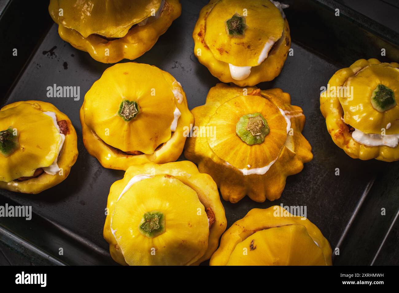 Saisonales Herbstgericht: Kürbisse mit Gemüse und Käse auf Protvina gebacken. Hochwertige Fotos Stockfoto