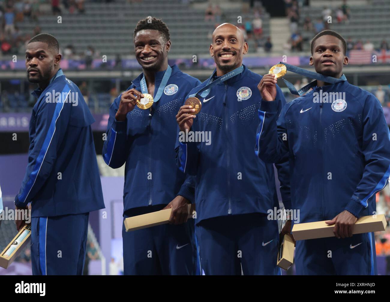 Paris, Frankreich. August 2024. Das Team USA der Männer mit 4 x 400 m Staffel steht am Samstag, den 10. August 2024, während der Olympischen Spiele 2024 im Stade de France in Paris auf dem Podium. Foto: Hugo Philpott/UPI. Quelle: UPI/Alamy Live News Stockfoto