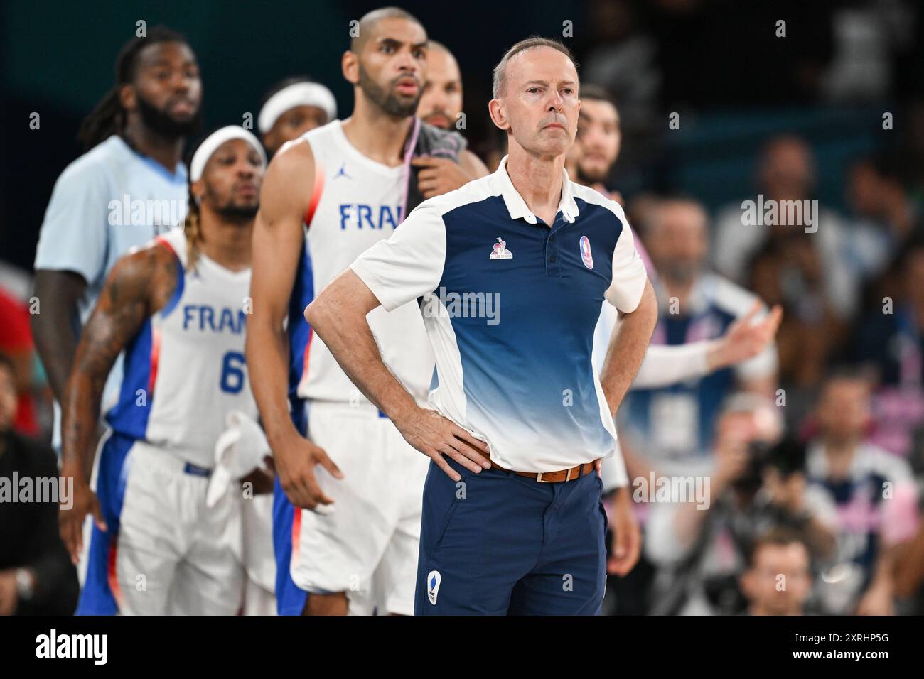 Paris, Frankreich. August 2024. Olympia, Paris 2024, Basketball, Finale, Frankreich - USA, Frankreichs Trainer Vincent Collet folgt der Aktion. Quelle: Sven Hoppe/dpa/Alamy Live News Stockfoto