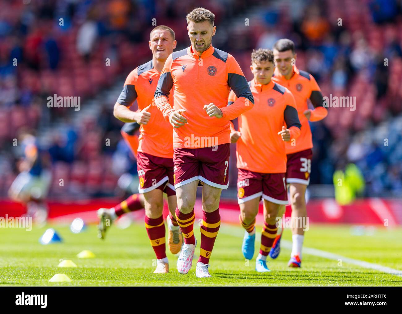Glasgow, Schottland. August 2024. Stephen O’Donnell (2 – Motherwell) geht mit dem Motherwell-Team während des warm-up Rangers vs Motherwell auf Herz und Nieren – William Hill SPFL Credit: Raymond Davies / Alamy Live News Stockfoto