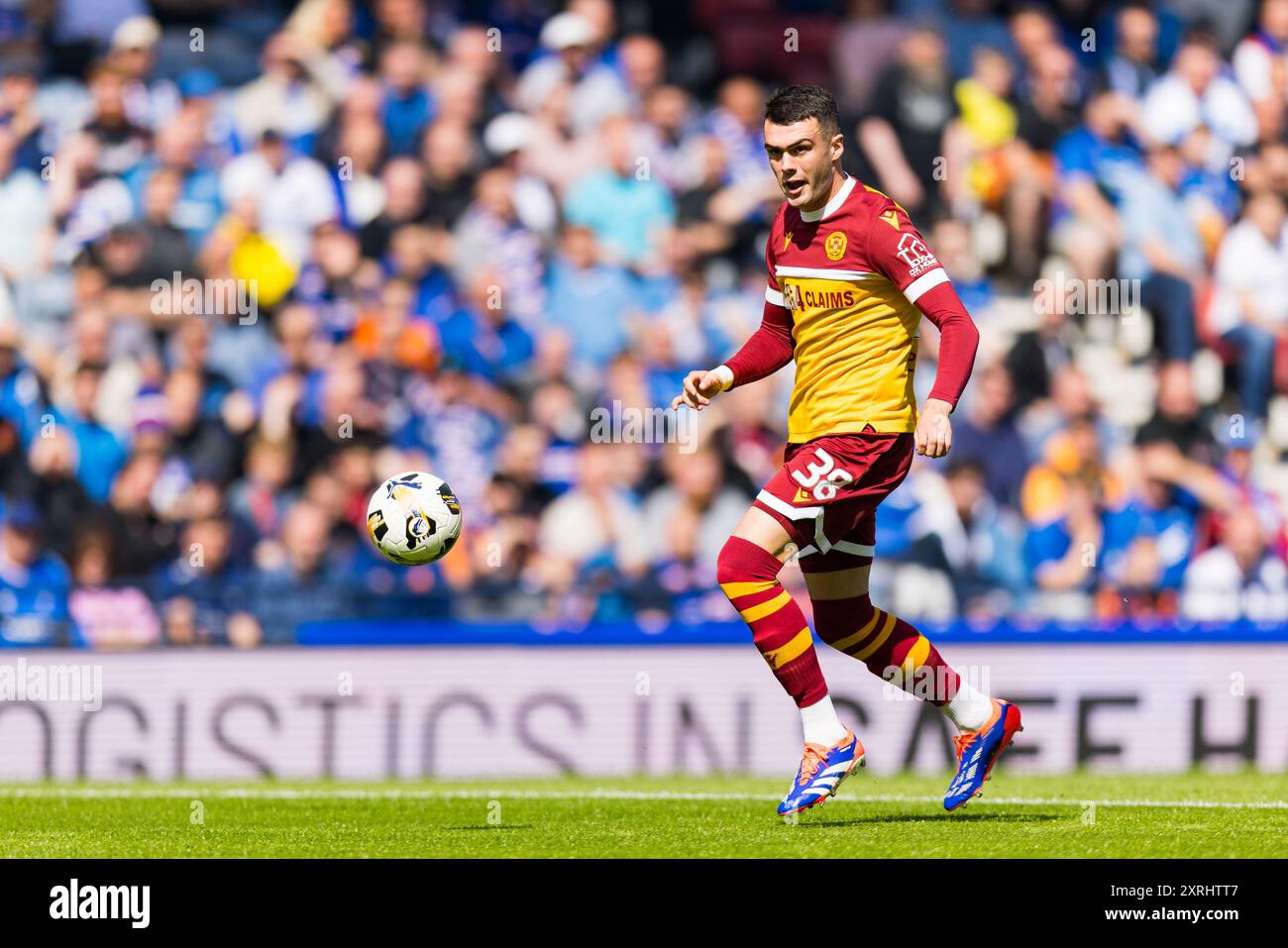 Glasgow, Schottland. August 2024. Lennon Miller (38 – Motherwell) macht einen frühen Angriff Rangers vs Motherwell – William Hill SPFL Credit: Raymond Davies / Alamy Live News Stockfoto
