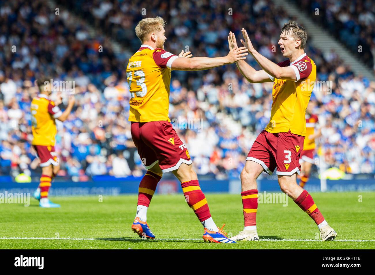 Glasgow, Schottland. August 2024. Ewan Wilson (23 – Motherwell) und Steve Seddon (3 – Motherwell) feiern ihr ausgleichendes Ziel Rangers vs Motherwell – William Hill SPFL Credit: Raymond Davies / Alamy Live News Stockfoto