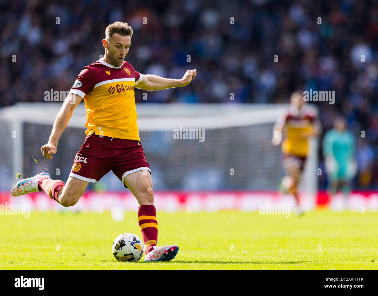 Glasgow, Schottland. August 2024. Stephen O’Donnell (2 – Motherwell) kreuzt Rangers vs Motherwell – William Hill SPFL Credit: Raymond Davies / Alamy Live News Stockfoto
