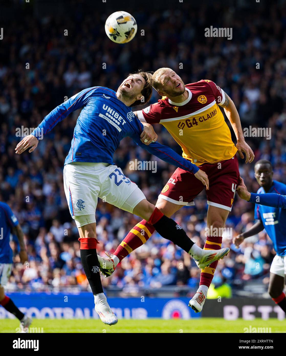 Glasgow, Schottland. August 2024. Scott Wright (23 – Rangers) und Liam Gordon (4 – Motherwell) spielen in den Air Rangers vs Motherwell – William Hill SPFL Credit: Raymond Davies / Alamy Live News Stockfoto