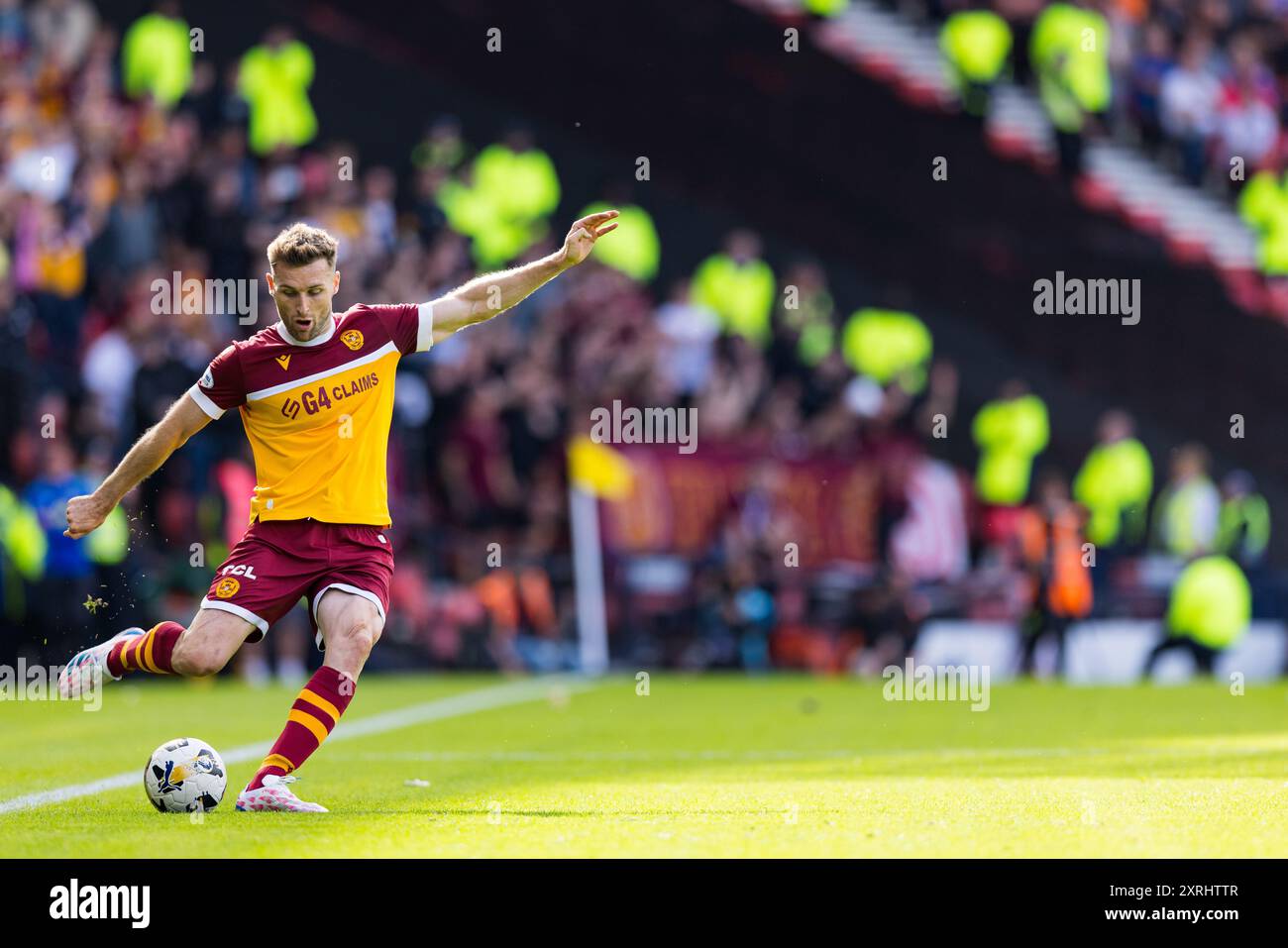 Glasgow, Schottland. August 2024. Stephen O’Donnell (2 – Motherwell) spielt den Ball Rangers vs Motherwell – William Hill SPFL Credit: Raymond Davies / Alamy Live News Stockfoto