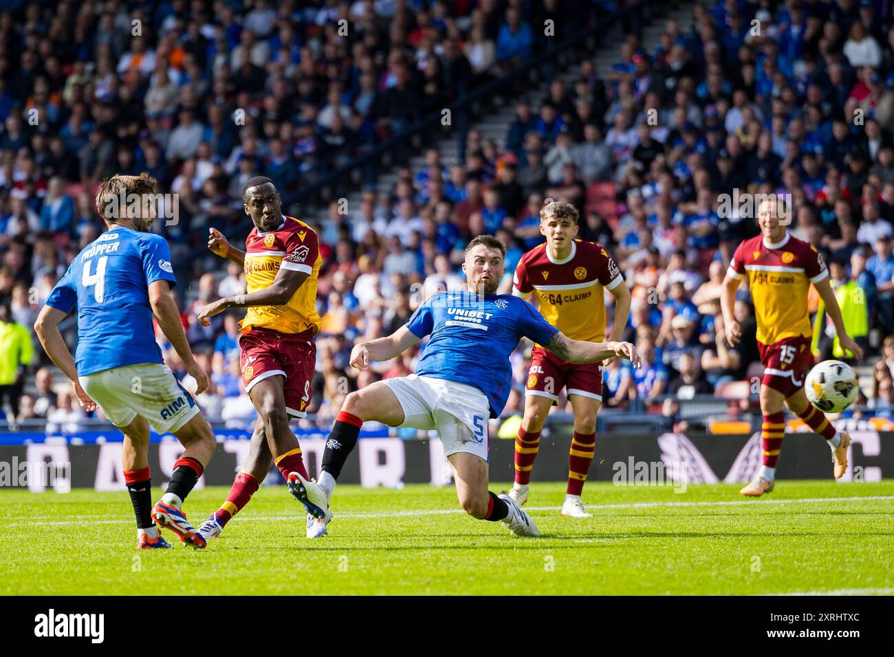 Glasgow, Schottland. August 2024. Zach Robinson (9 - Motherwell) hat einen Torschuss unter Druck von Robin Pröpper (4 - Rangers) und John Souttar (5 - Rangers) Rangers vs Motherwell - William Hill SPFL Credit: Raymond Davies / Alamy Live News Stockfoto