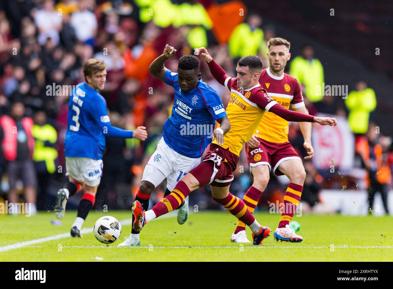 Glasgow, Schottland. August 2024. Lennon Miller (38 – Motherwell) macht eine harte Herausforderung Rangers vs Motherwell – William Hill SPFL Credit: Raymond Davies / Alamy Live News Stockfoto