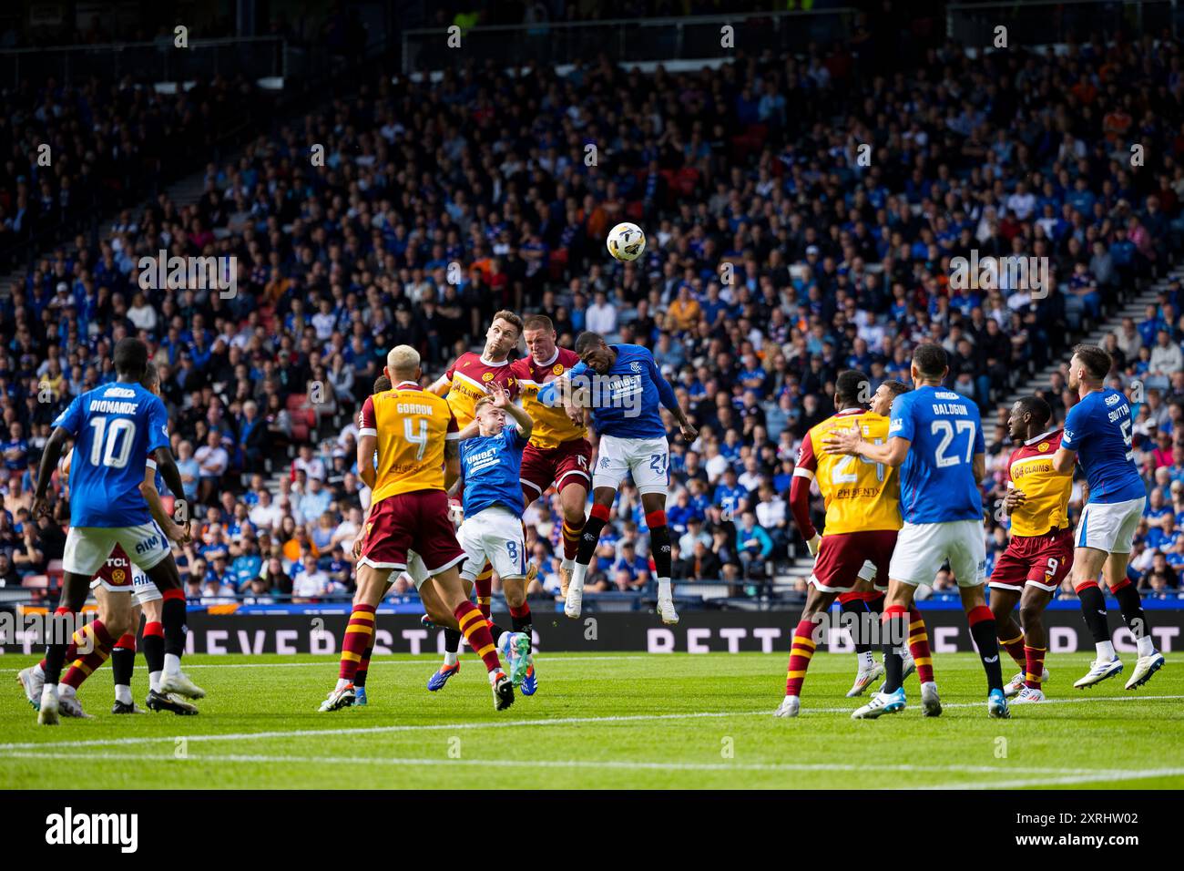 Glasgow, Schottland. August 2024. Stephen O’Donnell (2 – Motherwell) führt Torwart Rangers gegen Motherwell an – William Hill SPFL Credit: Raymond Davies / Alamy Live News Stockfoto