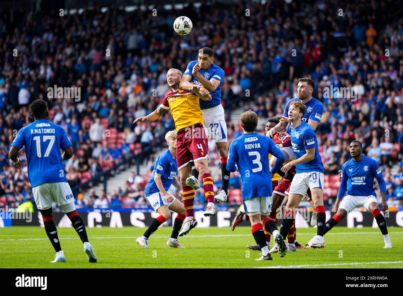 Glasgow, Schottland. August 2024. Leon Balogun (27 – Rangers) steigt über Liam Gordon (4 – Motherwell) Rangers vs Motherwell auf – William Hill SPFL Credit: Raymond Davies / Alamy Live News Stockfoto