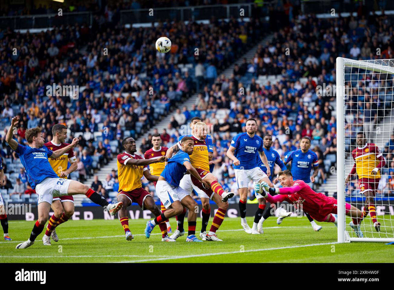 Glasgow, Schottland. August 2024. Rangers verteidigen sich gegen Motherwells späte Bemühungen, das Spiel Rangers vs Motherwell zu verbessern – William Hill SPFL Credit: Raymond Davies / Alamy Live News Stockfoto