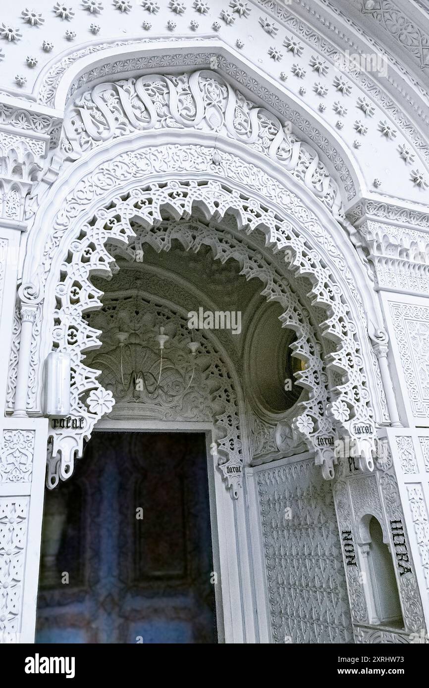 Schloss Sammezzano, Inneres. Der Tanzsaal oder der weiße Raum. Reggello, Toskana, Italien. Stockfoto