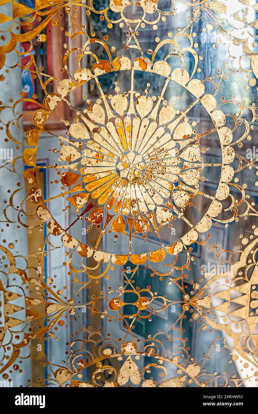 Schloss Sammezzano, Inneres. Detail der dekorierten Glastür. Reggello, Toskana, Italien. Stockfoto