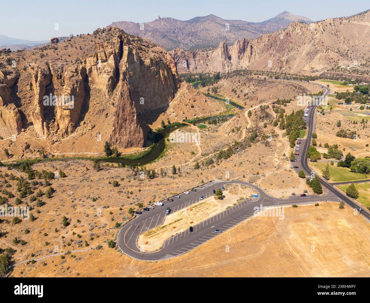 Terrebonne, CA, USA. Juli 2024. Der Smith Rock State Park, nördlich von Bend, Oregon, hat mehrere tausend Steigungen und mehr als tausend verschraubte Routen. Es gibt auch kilometerlange Wander- und Mountainbiketouren durch den Canyon, wo Sie Goldadler, Präriefalken, Maultierhirsche, Flussotter und Biber sehen können. Der Crooked River fließt auch durch den Park und bietet eine wunderschöne Aussicht. (Kreditbild: © Marty Bicek/ZUMA Press Wire) NUR REDAKTIONELLE VERWENDUNG! Nicht für kommerzielle ZWECKE! Stockfoto