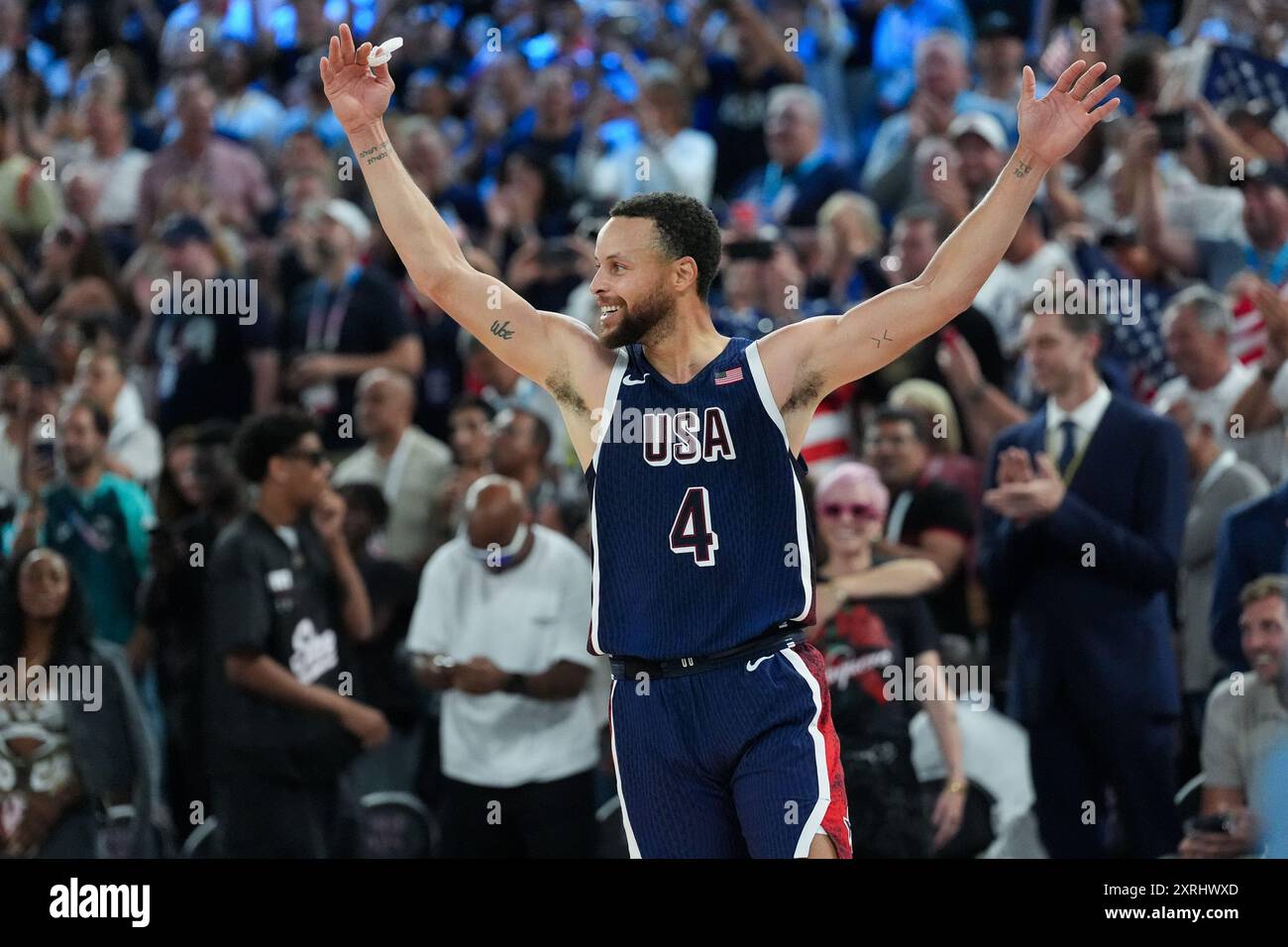 Paris, Frankreich. August 2024. Stephen Curry aus den USA (4) hebt seine Arme, nachdem das Team USA Frankreich 98-87 besiegte und die Goldmedaille im Basketball der Männer bei den Olympischen Spielen 2024 in Paris am Samstag, den 10. August 2024, in der Bercy Arena in Paris gewann. Foto: Richard Ellis/UPI Credit: UPI/Alamy Live News Stockfoto