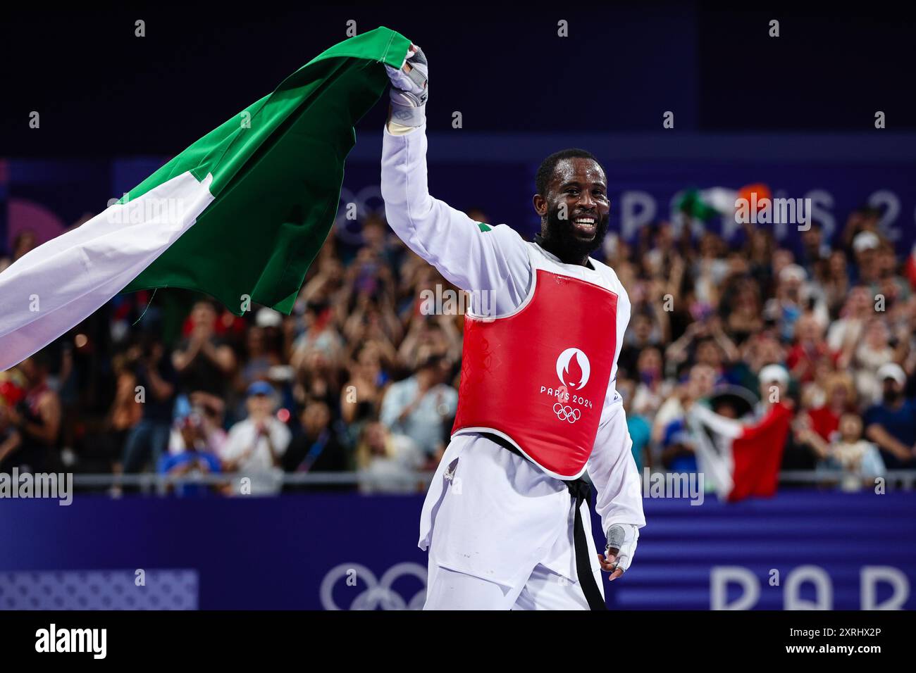 PARIS, FRANKREICH. August 2024. Cheick Sallah Cisse vom Team Cote D'Ivoire (rot) feiert den Sieg über Carlos Sansores vom Team Mexico (blau) beim Bronzemedaillenwettbewerb der Männer mit 80 kg Gewicht am 15. Tag der Olympischen Spiele 2024 in Paris im Grand Palais, Frankreich. Quelle: Craig Mercer/Alamy Live News Stockfoto