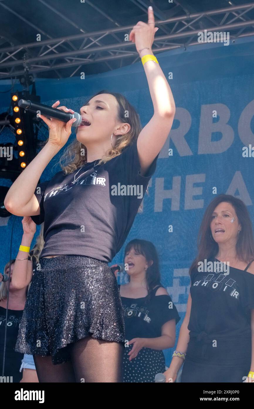 Basschoir tritt im Ampitheatre, Harbour View, Bristol als Teil des Bristol Harbour Festivals 2024 auf. (basschoir.com) Stockfoto