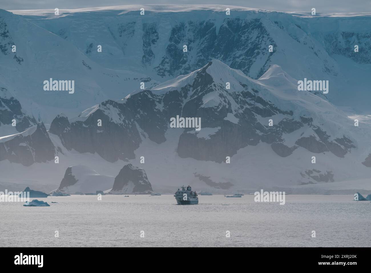 Antarktis Kreuzfahrtschiff Abenteuer Reise. Tourismus Abgelegene Natur Unglaubliche Sehenswürdigkeiten Ziel. Eisberge Schneebedeckte Berge Sonne Wunderschön Stockfoto