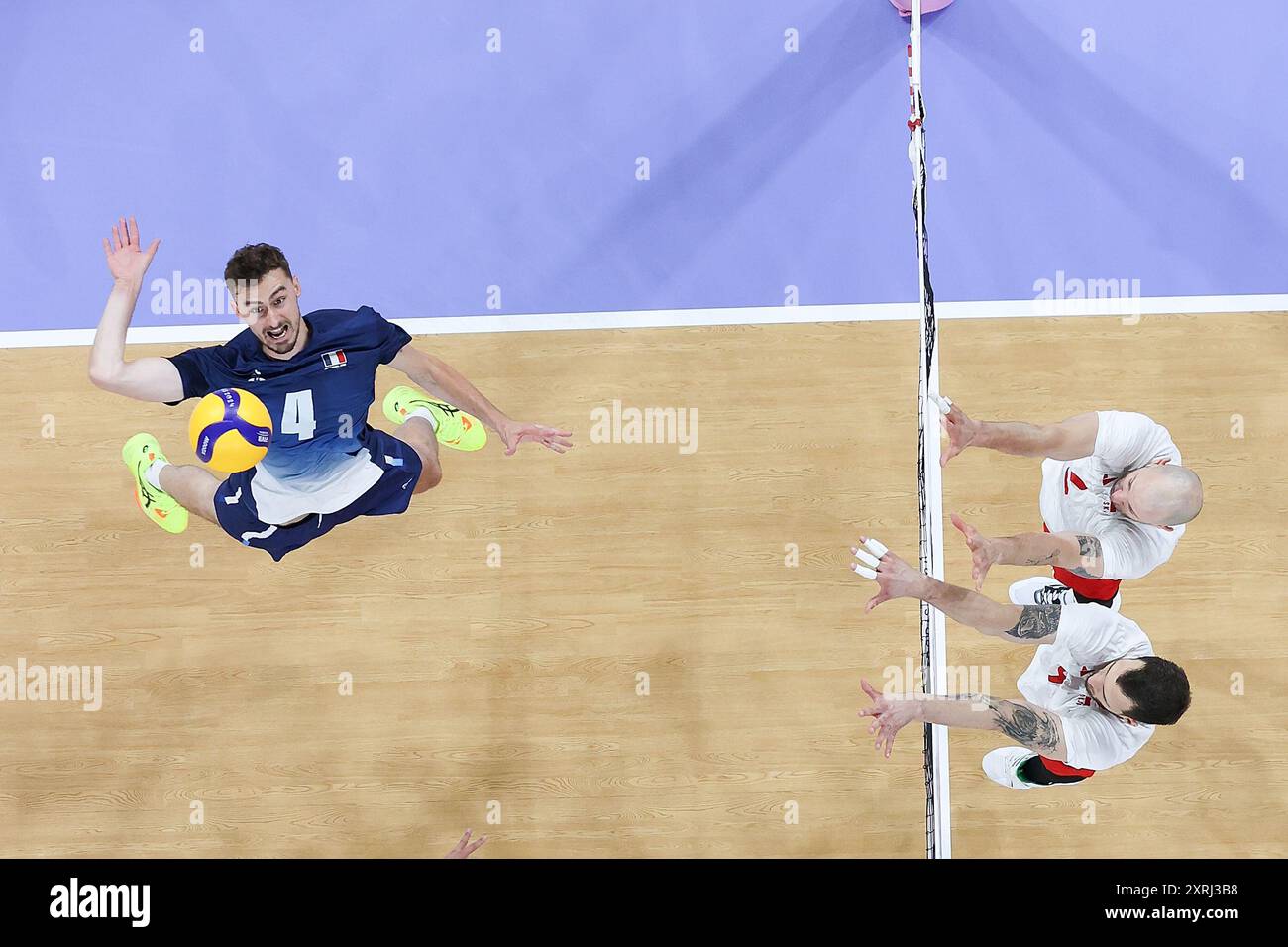 Paris, Frankreich. August 2024. Jean Patry (L) aus Frankreich spitzt sich während des Finalspiels der Volleyball-Männer zwischen Frankreich und Polen bei den Olympischen Spielen 2024 in Paris am 10. August 2024. Quelle: Xu Zijian/Xinhua/Alamy Live News Stockfoto