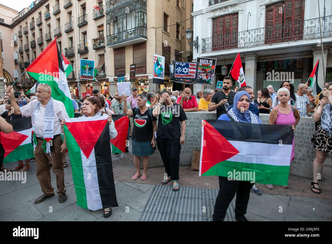 Madrid, Spanien. August 2024. Heute Nachmittag fand vor dem spanischen Außenministerium eine Nothilfe-Kundgebung von palästinensischen Bewohnern und pro-palästinensischen Sympathisanten statt, um den jüngsten Angriff der israelischen Armee auf eine Schule in Gaza zu verurteilen, die als Unterschlupf diente und in der nach Angaben der Hamas-Regierung im Streifen die Zahl der Todesopfer liegt bei über 100. Quelle: D. Canales Carvajal/Alamy Live News Stockfoto