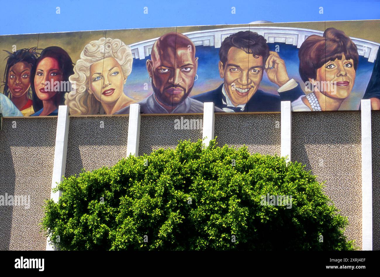 Ein Wandbild an der Hollywood High School zeigt einige der berühmten Schauspieler, die dort Studenten waren, darunter Carol Burnett, Sal Mineo und Laurence Fishburne in Los Angeles, Kalifornien, USA Stockfoto