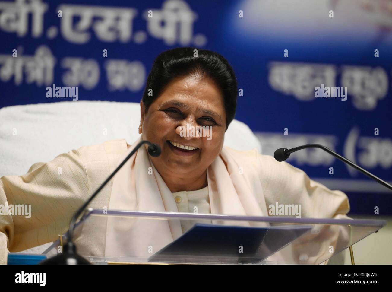LUCKNOW, INDIEN - 10. AUGUST: BSP Supremo Mayawati hält am 10. August 2024 eine Pressekonferenz im BSP-Parteibüro in Lucknow, Indien. Mayawati hinterfragte das "Schweigen des Kongresses" zum Urteil des Obersten Gerichtshofs vom 1. August, das die staaten anwies, eine Politik zur Identifizierung der cremigen Schicht zwischen SCS und STS zu entwickeln. (Foto: Deepak Gupta/Hindustan Times/SIPA USA) Credit: SIPA US/Alamy Live News Stockfoto