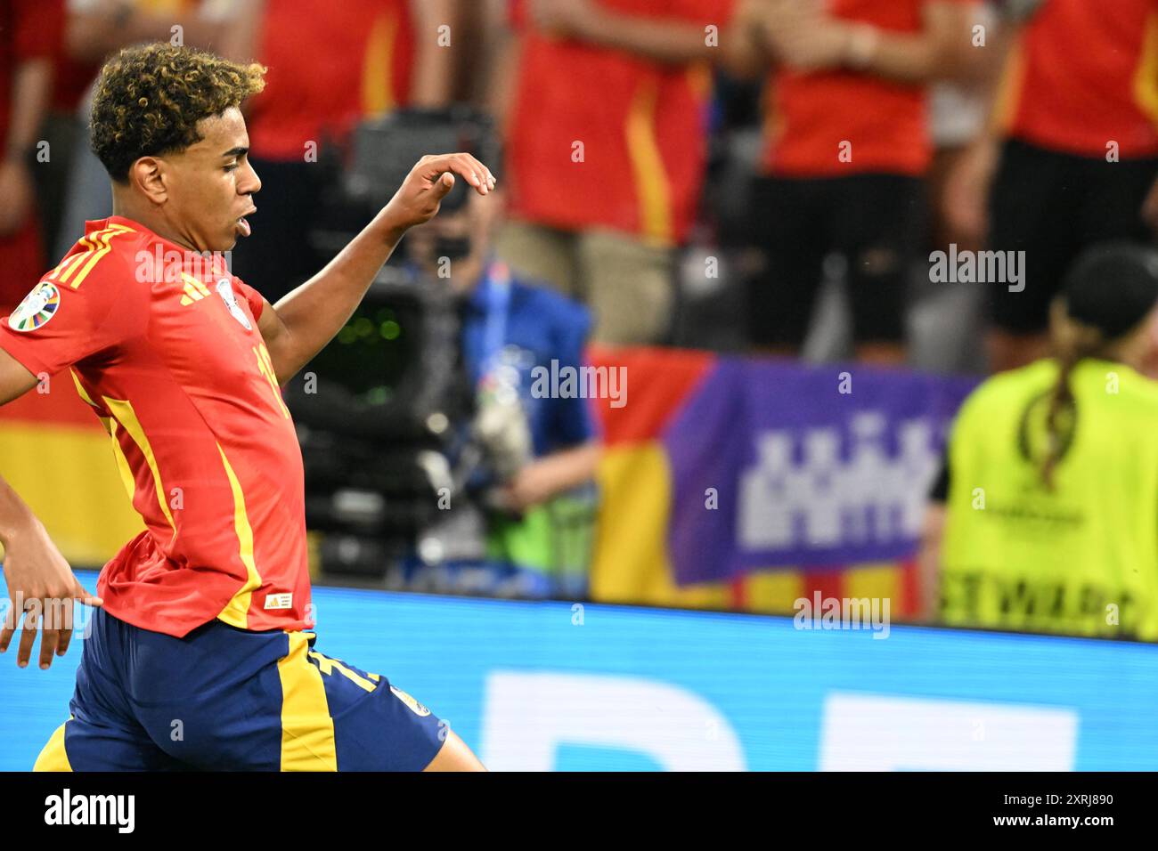 Lamine Yamal (Barcelona) in Aktion während des Halbfinalspiels der UEFA