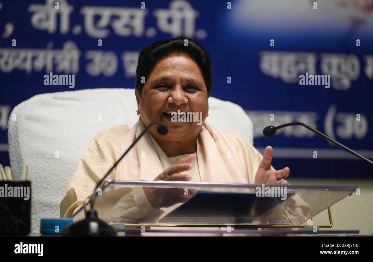LUCKNOW, INDIEN - 10. AUGUST: BSP Supremo Mayawati hält am 10. August 2024 eine Pressekonferenz im BSP-Parteibüro in Lucknow, Indien. Mayawati hinterfragte das "Schweigen des Kongresses" zum Urteil des Obersten Gerichtshofs vom 1. August, das die staaten anwies, eine Politik zur Identifizierung der cremigen Schicht zwischen SCS und STS zu entwickeln. (Foto: Deepak Gupta/Hindustan Times/SIPA USA) Credit: SIPA USA/Alamy Live News Stockfoto