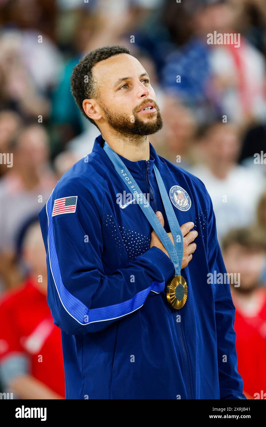 Gold medalist Stephen Curry of United States celebrates during the Men's basketball medal ceremony after Men's Gold Medal between France and United States on Bercy Arena during the Paris 2024 Olympics Games on August 10, 2024 in Paris, France. AFP7 11/08/2024 (Europa Press via AP) Stockfoto