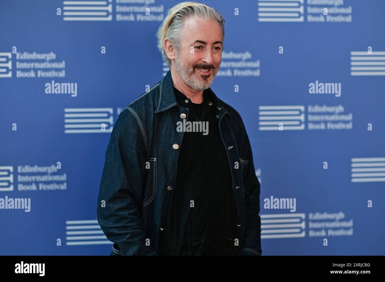 Edinburgh, Schottland. Samstag, 10. August 2024. Alan Cumming, während eines Fotoanrufs beim Edinburgh International Book Festival Credit: Brian D Anderson Credit: Brian Anderson/Alamy Live News Stockfoto