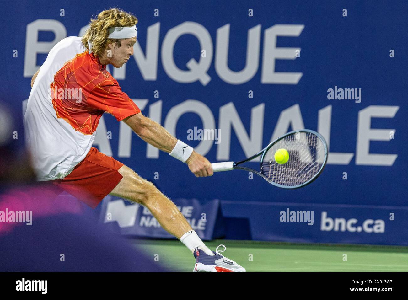 Montreal, Quebec, Kanada. August 2024. ANDREY RUBLEV schoss im ersten Satz gegen Jannik Sinner aus Italia im Viertelfinale der Canadian Open im IGA Stadium in Montreal, Quebec, Kanada (Foto: © Yannick Legare/ZUMA Press Wire) NUR ZUR REDAKTIONELLEN VERWENDUNG! Nicht für kommerzielle ZWECKE! Quelle: ZUMA Press, Inc./Alamy Live News Stockfoto