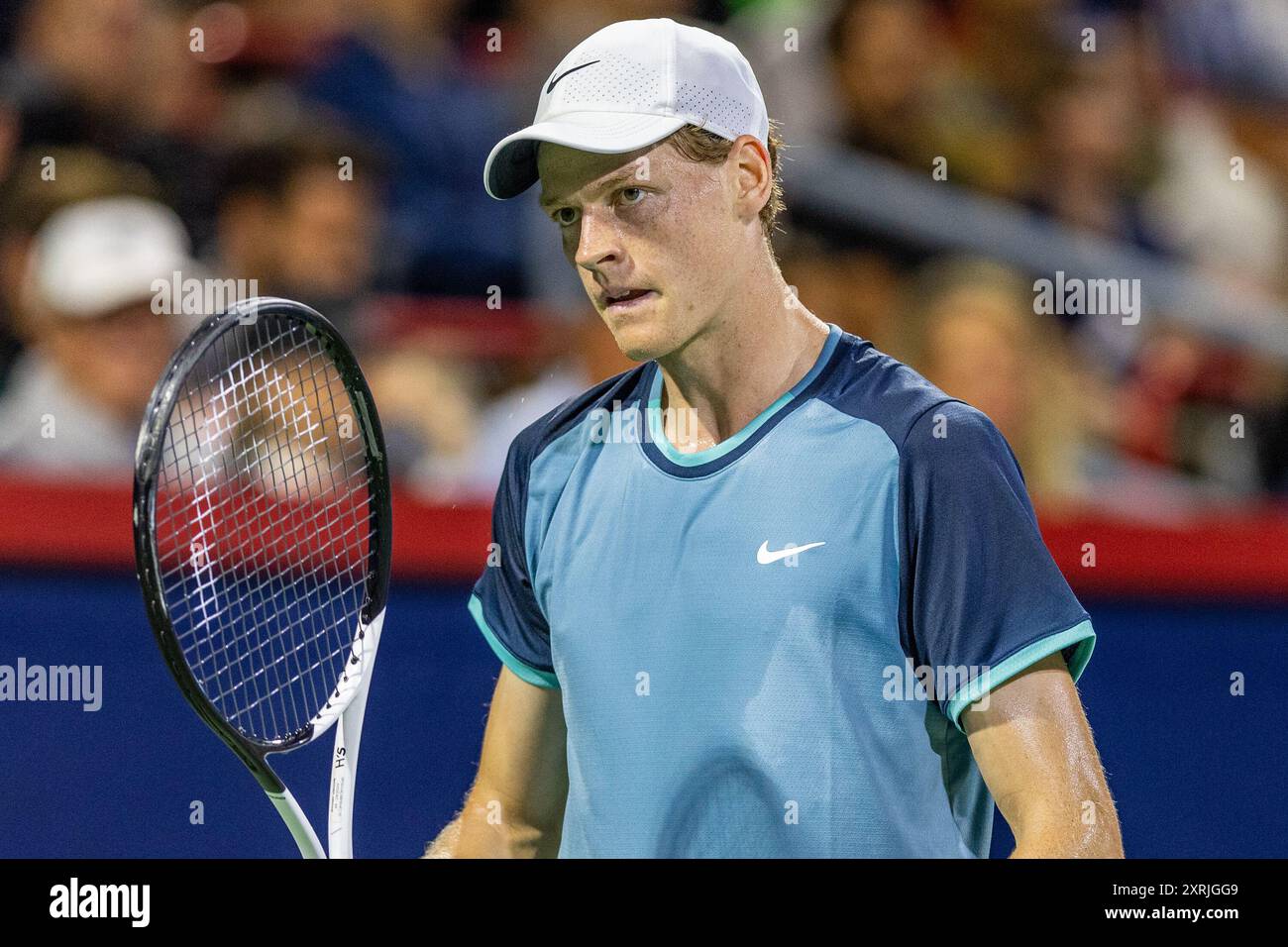 Montreal, Quebec, Kanada. August 2024. Porträt von JANNIK SINNER aus Italien nach einem Punkt im ersten Set gegen Andrey Rublev im Viertelfinale der Canadian Open im IGA Stadium in Montreal, Quebec, Kanada (Foto: © Yannick Legare/ZUMA Press Wire) NUR REDAKTIONELLE VERWENDUNG! Nicht für kommerzielle ZWECKE! Quelle: ZUMA Press, Inc./Alamy Live News Stockfoto